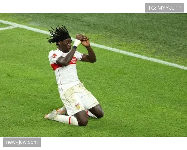 斯图加特定位球战术复盘：中卫头球争顶与传中配合效果